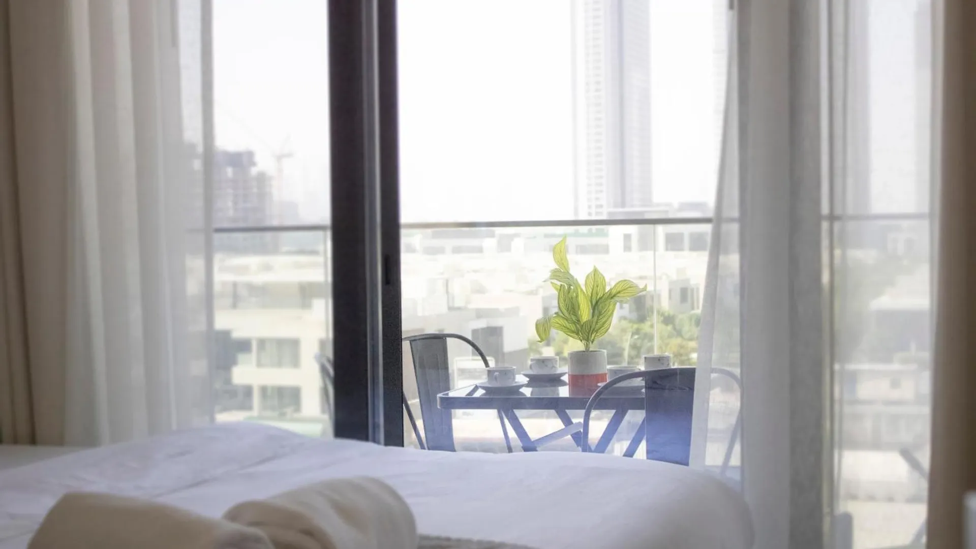 Modern 2Br Near Downtown Sleeps 6 Pool And Gym Apartment Dubai