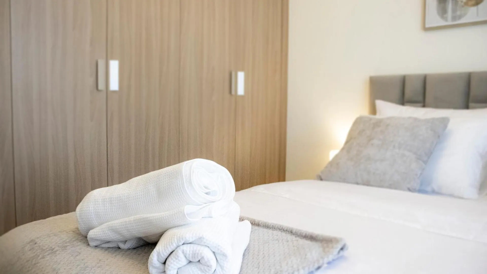 Modern 2Br Near Downtown Sleeps 6 Pool And Gym Apartment Dubai United Arab Emirates