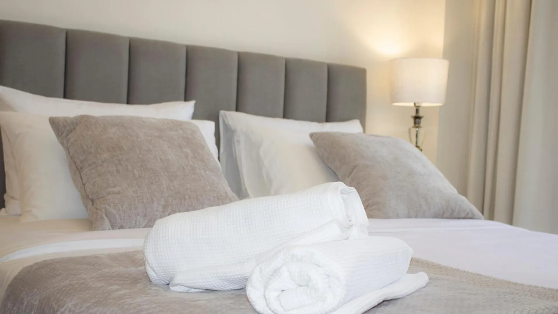 Modern 2Br Near Downtown Sleeps 6 Pool And Gym Apartment Dubai
