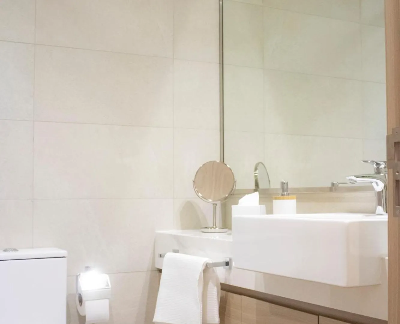 Modern 2Br Near Downtown Sleeps 6 Pool And Gym Apartment Dubai