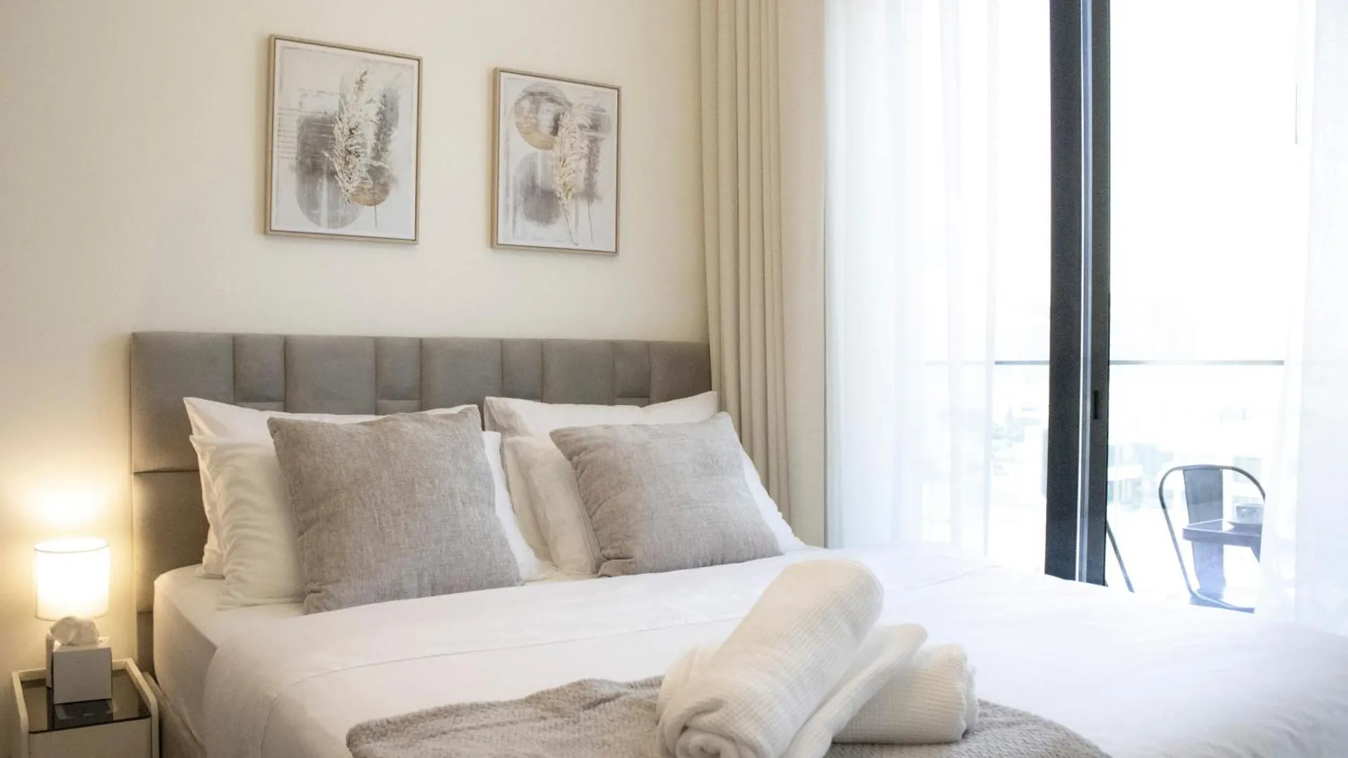 Modern 2Br Near Downtown Sleeps 6 Pool And Gym Apartment Dubai