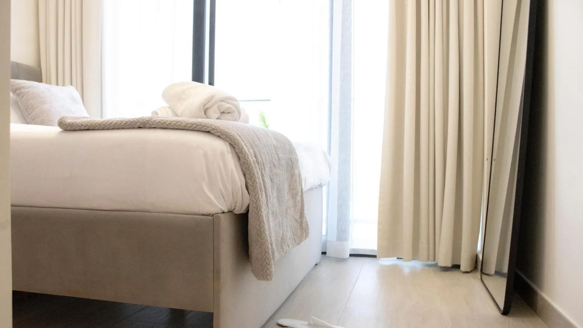 Modern 2Br Near Downtown Sleeps 6 Pool And Gym Apartment Dubai