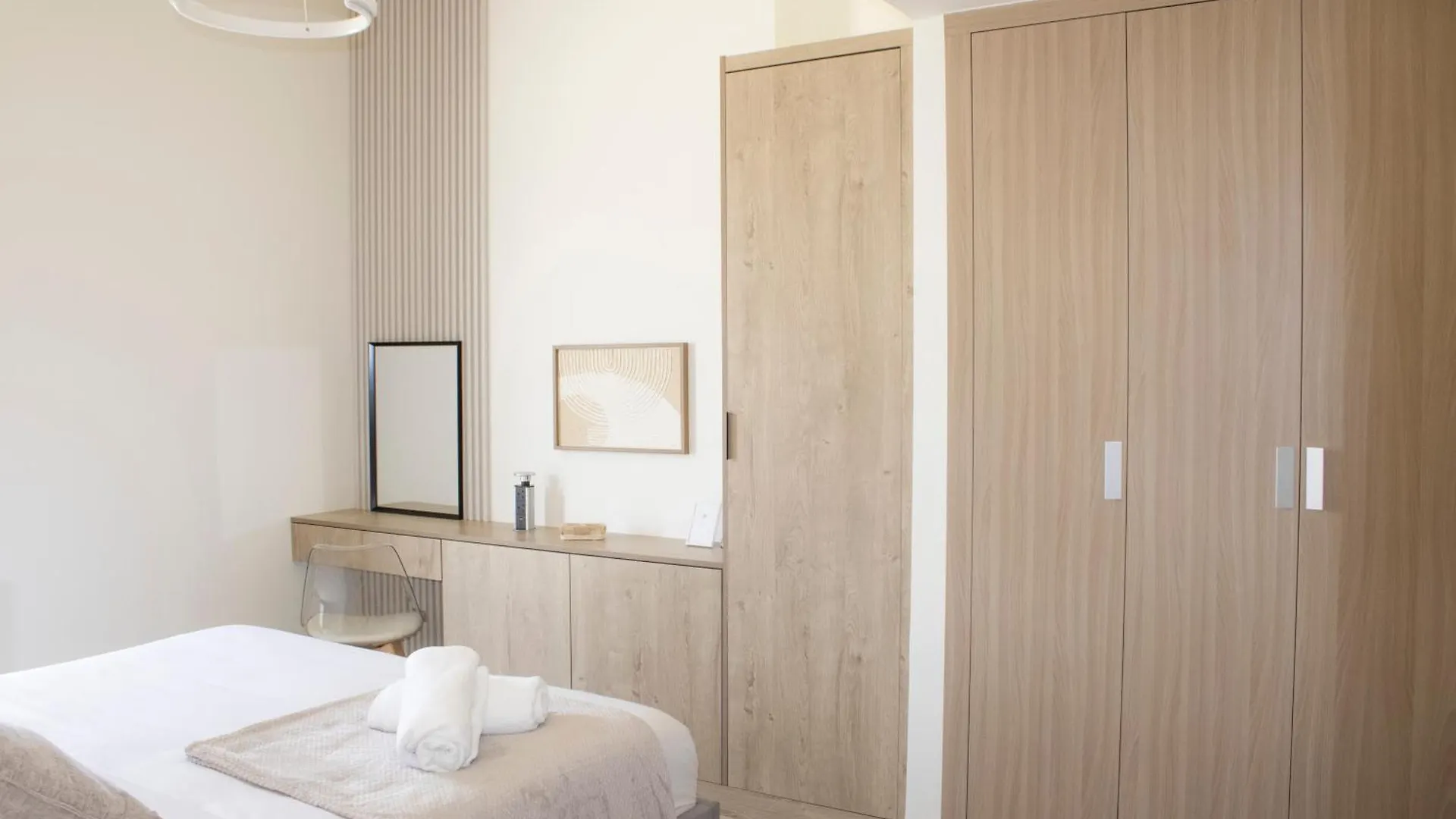 Modern 2Br Near Downtown Sleeps 6 Pool And Gym Apartment Dubai