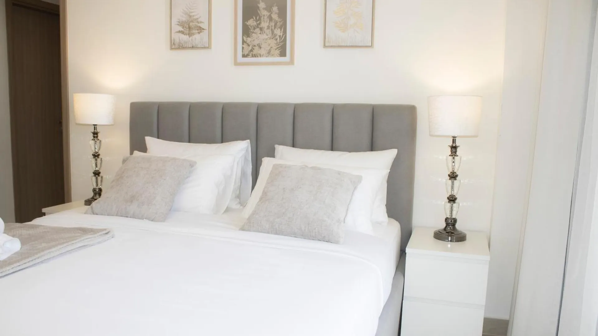Modern 2Br Near Downtown Sleeps 6 Pool And Gym Apartment Dubai