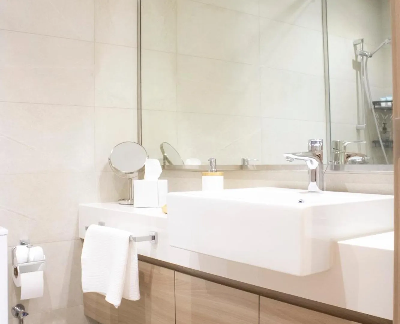 Modern 2Br Near Downtown Sleeps 6 Pool And Gym Apartment Dubai