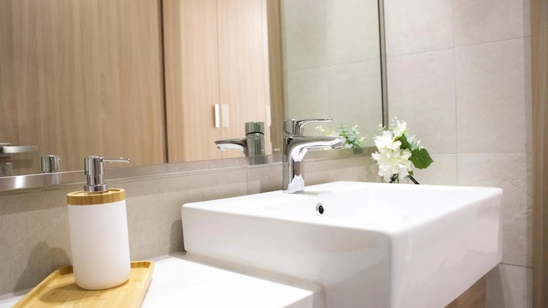 Modern 2Br Near Downtown Sleeps 6 Pool And Gym Apartment Dubai