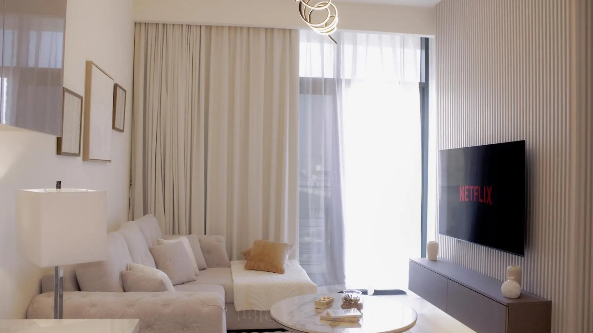 Modern 2Br Near Downtown Sleeps 6 Pool And Gym Apartment Dubai