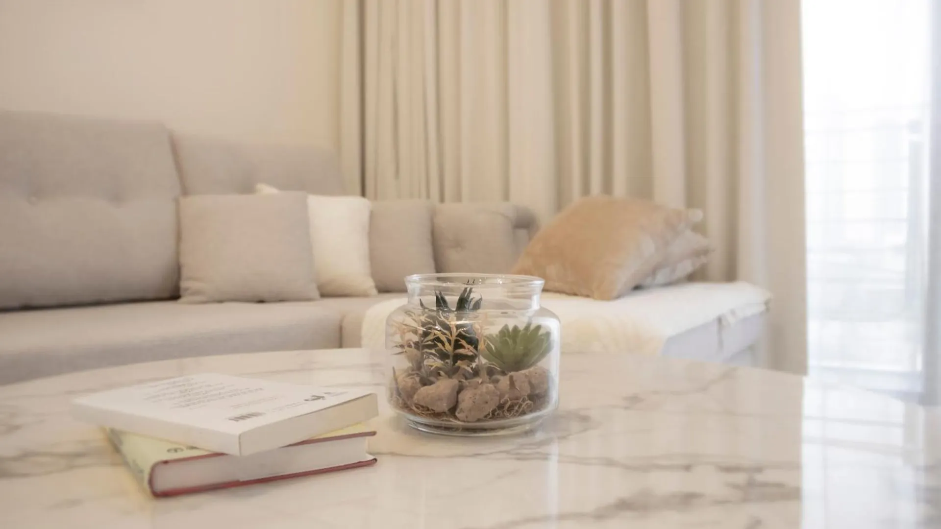 Modern 2Br Near Downtown Sleeps 6 Pool And Gym Apartment Dubai