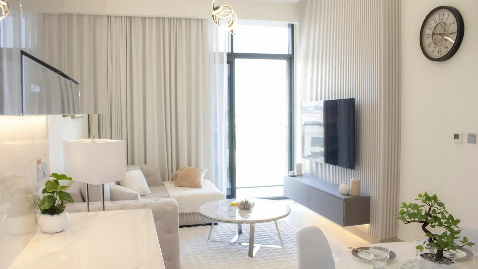 Modern 2Br Near Downtown Sleeps 6 Pool And Gym Apartment Dubai