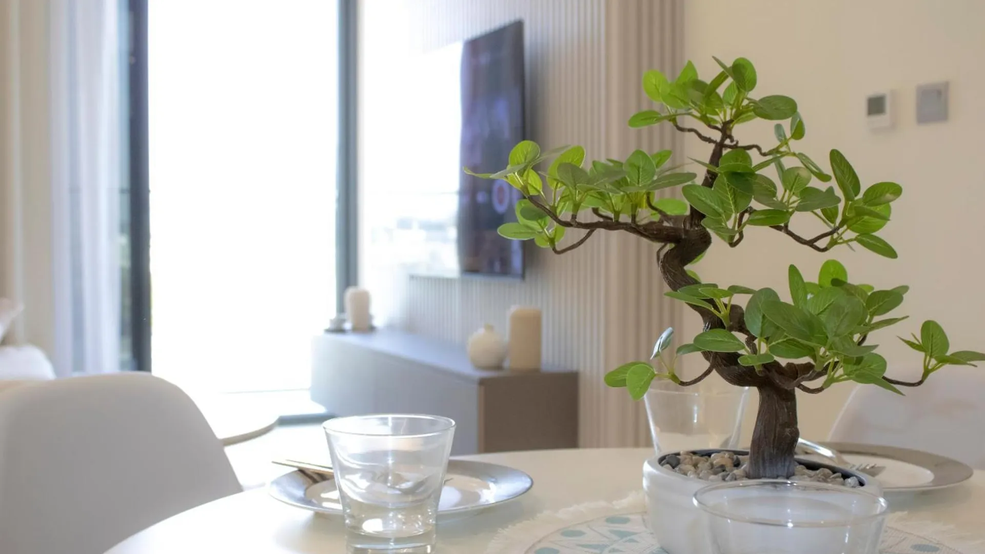 Modern 2Br Near Downtown Sleeps 6 Pool And Gym Apartment Dubai